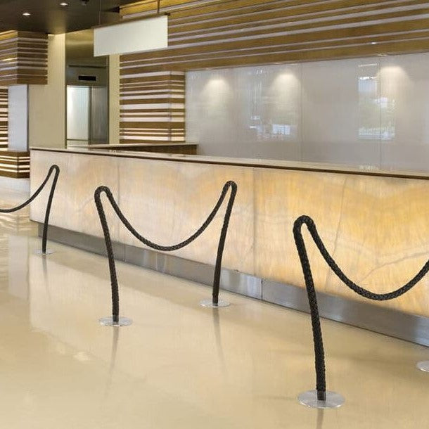 Divisori GASTONE davanti al bancone di una reception