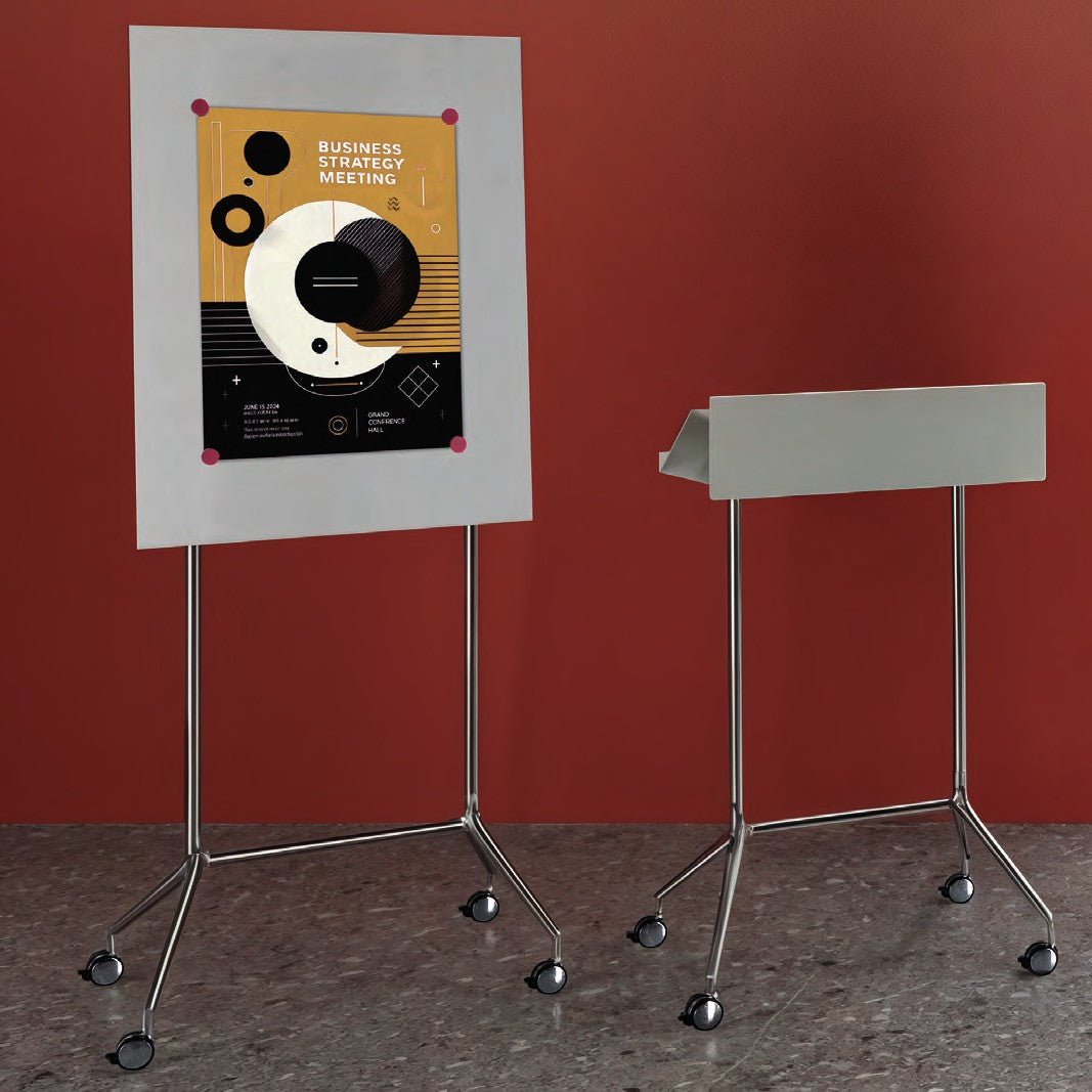 Lavagna mobile SPEECH di Caimi con un poster e il leggio SPEECH in una sala corsi