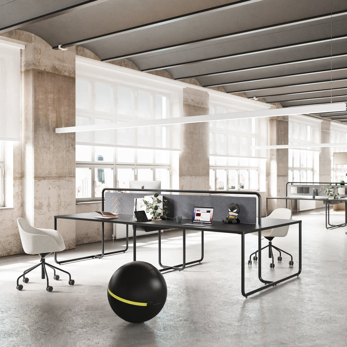 Bench ITUBE di Alea con piano nero e schermi divisori in un loft
