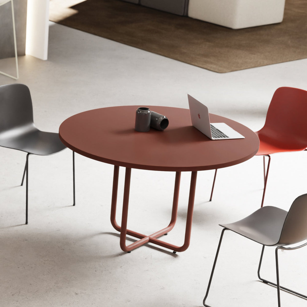 Tavolo riunioni rotondo ITUBE di Alea color terracotta con sedie attorno