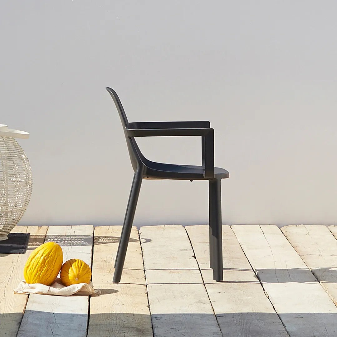 Sedia multiuso PIÚ con braccioli (4 pz) — in ambiente