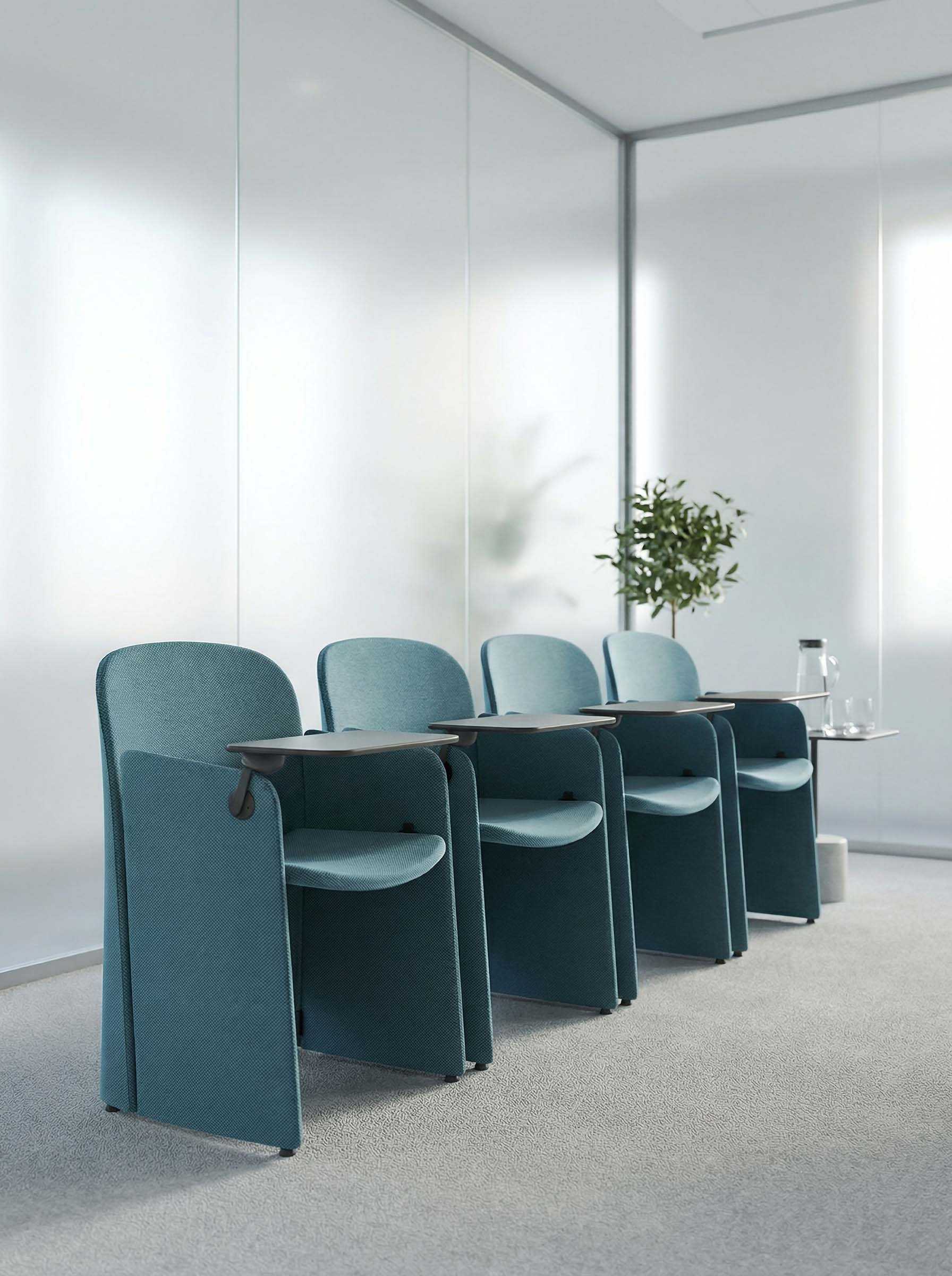 Poltrone FLEXA Vaghi con tavoletta allineate lungo una sala conferenze