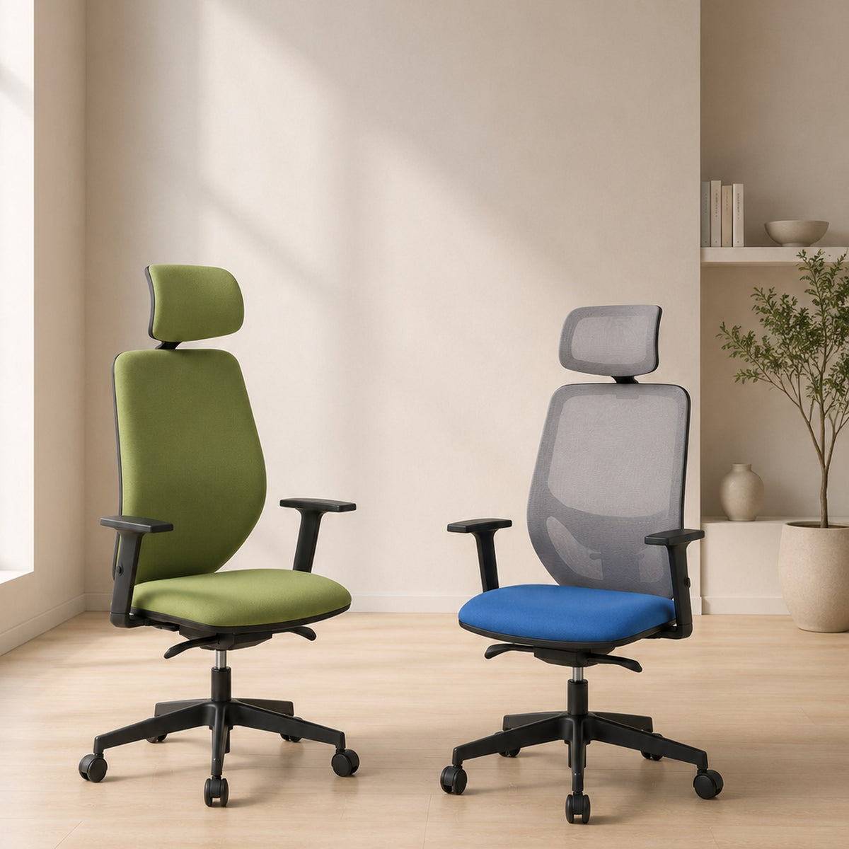 Sedie ARIA SOFT verde e ARIA MESH con sedile blu, entrambe con poggiatesta, in un ufficio luminoso