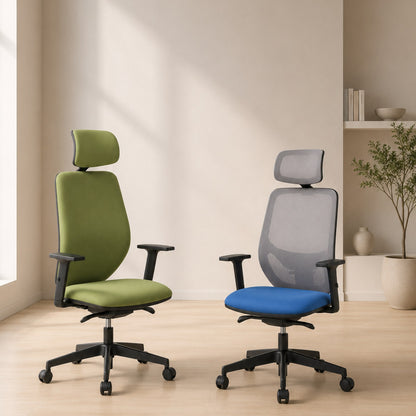 Sedie ARIA SOFT verde e ARIA MESH con sedile blu, entrambe con poggiatesta, in un ufficio luminoso