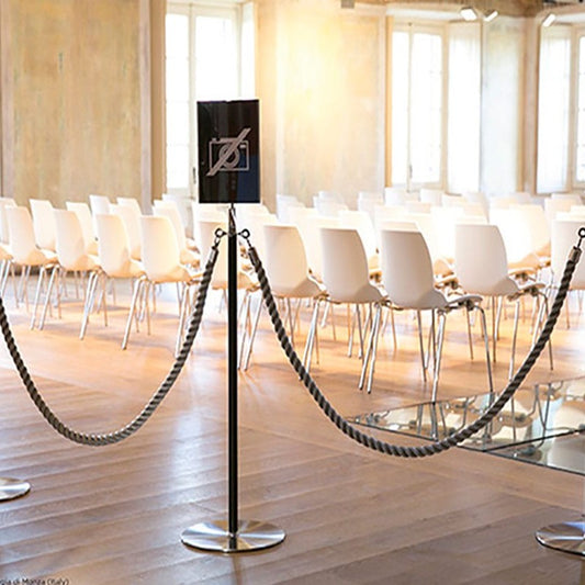 Colonnine BATTISTA di Caimi nere con cordone davanti a una sala conferenze