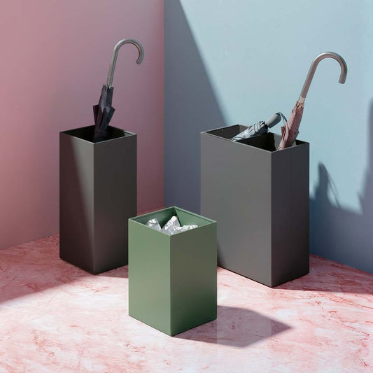 Gettacarte DESIGN COLLECTION di Caimi verde reseda accanto a due portaombrelli grigi