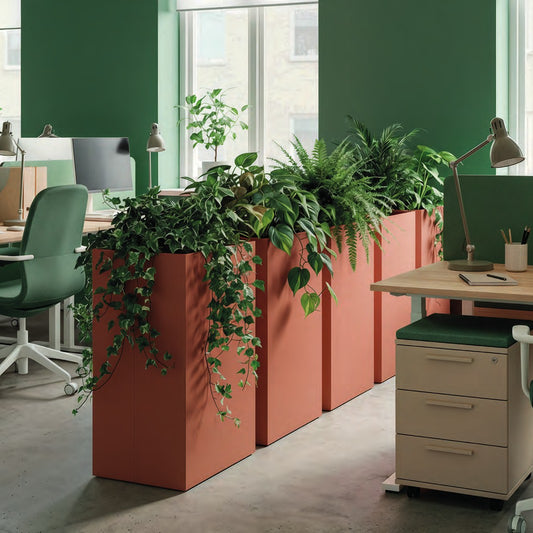 Fioriere DESIGN COLLECTION di Caimi marrone rame in fila fra le scrivanie di un ufficio