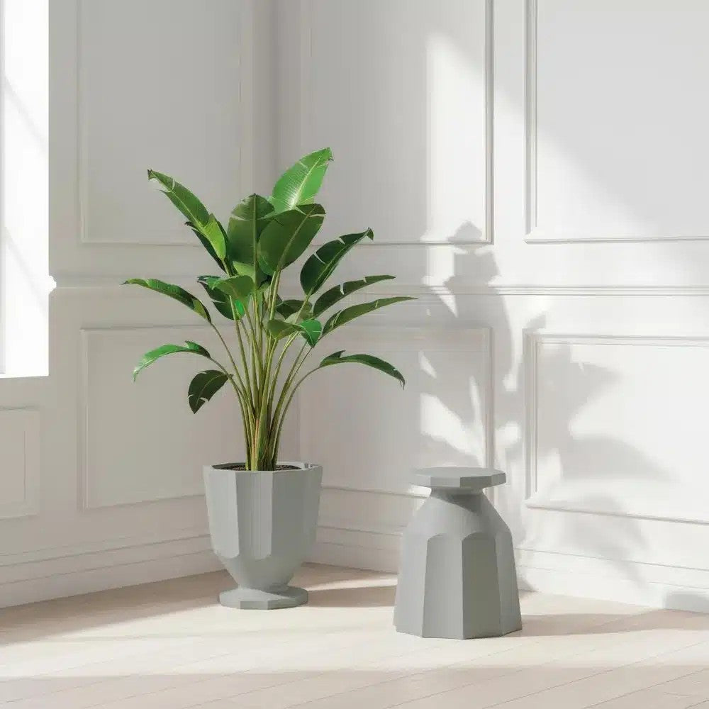 Fioriera RERECYCLED grigio chiaro con pianta e un pezzo usato come sgabello