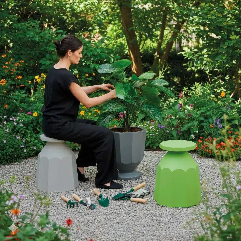 Fioriere e sgabelli RERECYCLED in giardino, grigi e verdi