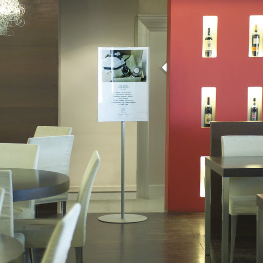 Totem KOALA di Caimi con poster in un ristorante
