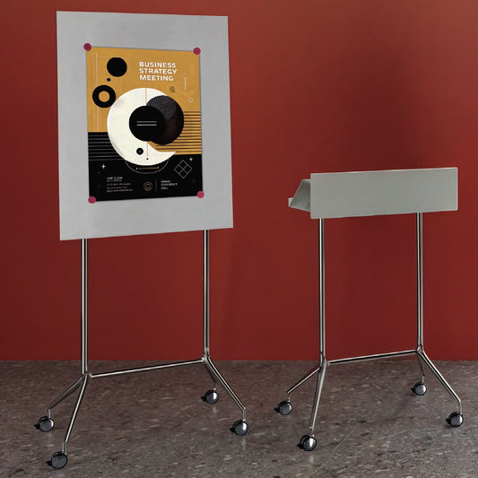 Lavagna mobile SPEECH di Caimi con un poster e il leggio SPEECH in una sala corsi