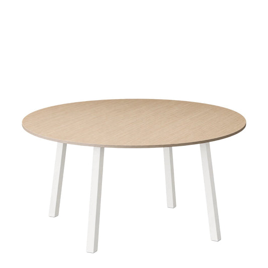 Tavolo riunione tondo POP ACE Frezza con piano in melaminico rovere e gambe in metallo bianco, visto di tre quarti