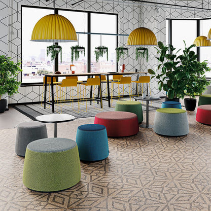 Pouf C1.8 Frezza colorati in un'area break di un ufficio