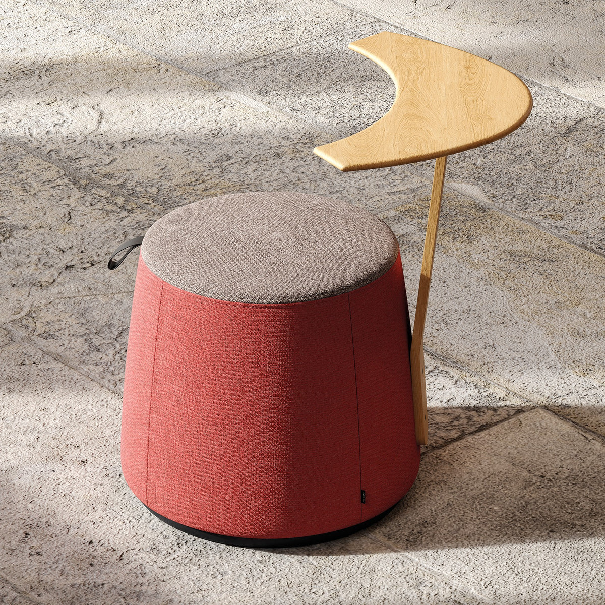 Pouf C1.8 Frezza rosso con tavoletta in legno in un'area relax