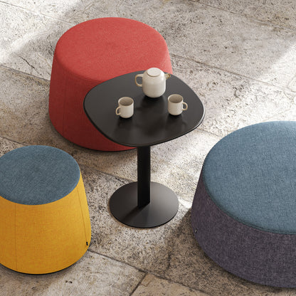Pouf C1.8 Frezza gialli e azzurri attorno a un tavolino basso