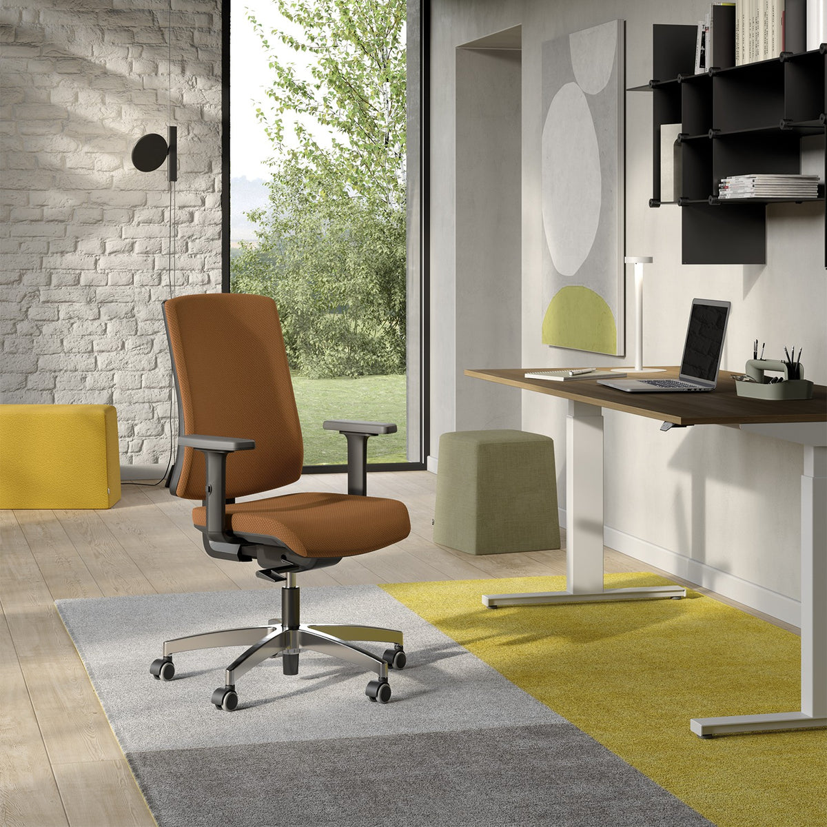 Sedia KIKU Black Fabric Frezza rivestita color cuoio a una scrivania regolabile
