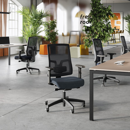 Sedie operative KIKU Black Mesh Frezza in un open space