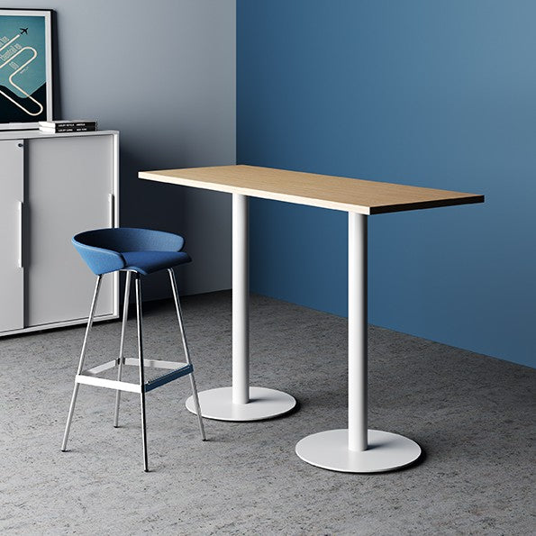 Tavolo alto POP Frezza a due colonne con piano in legno chiaro e uno sgabello blu