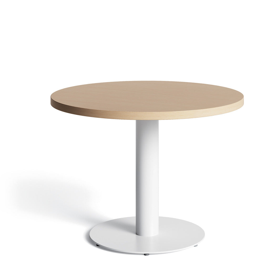 Tavolo tondo POP Frezza con piano in legno chiaro su colonna bianca e base tonda, su fondo bianco
