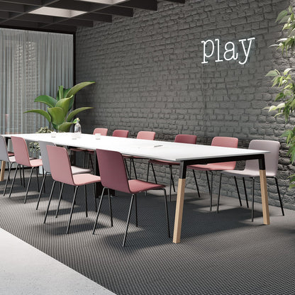 Tavolo riunione POP WOODY Frezza con piano bianco e gambe in frassino, con sedie rosa