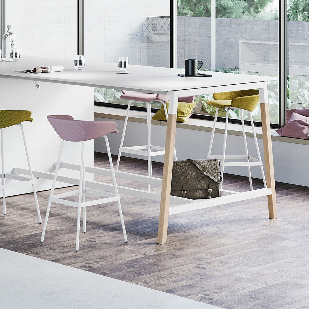 Tavolo alto POP WOODY Frezza con piano bianco e gambe in frassino, con sgabelli alti