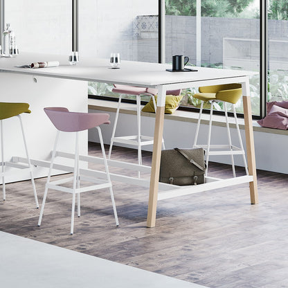 Tavolo alto POP WOODY Frezza con piano bianco e gambe in frassino, con sgabelli alti
