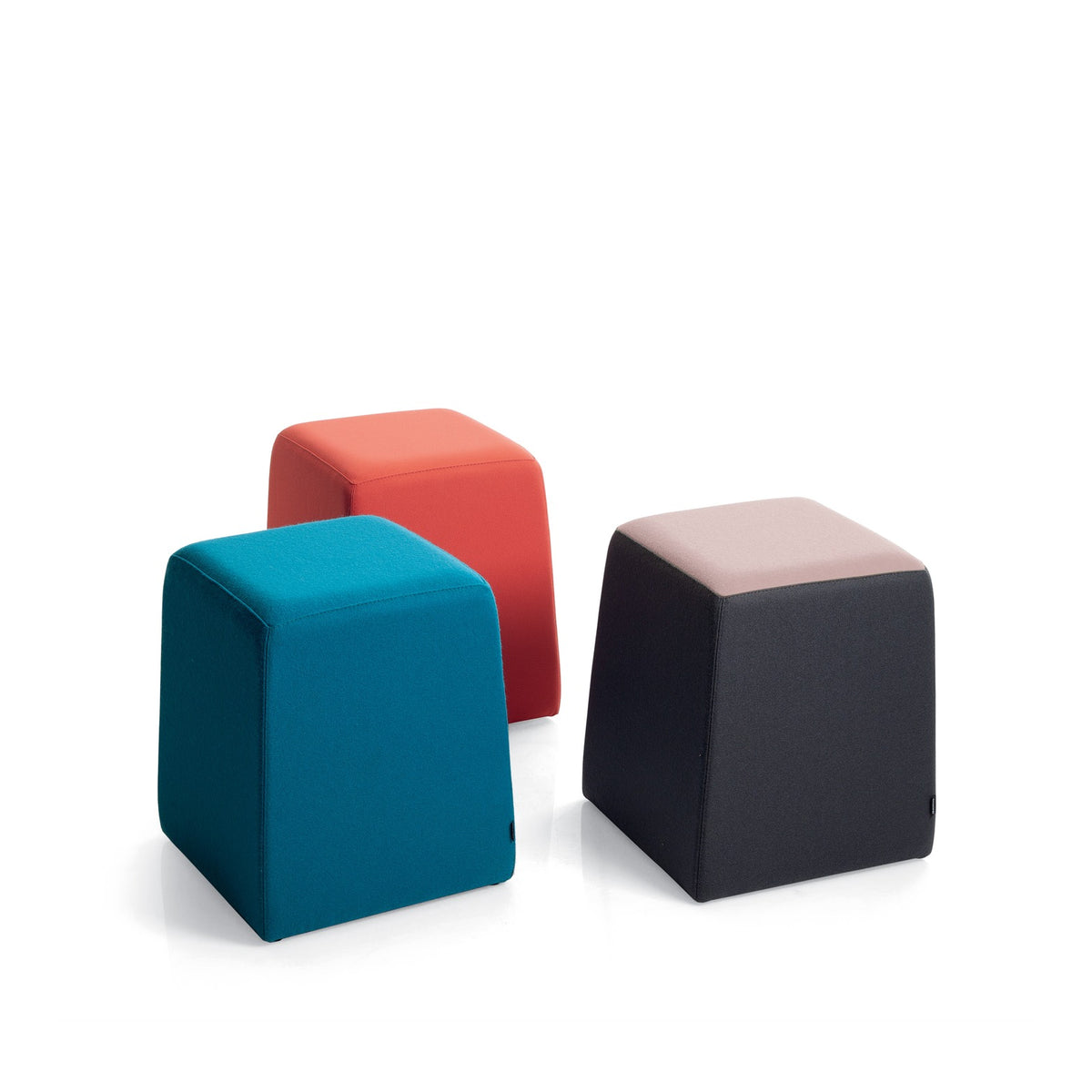 Tre pouf STAND BY Frezza da un posto in colori diversi