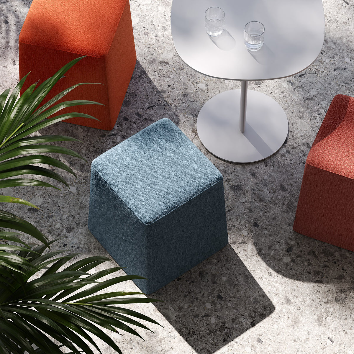 Pouf STAND BY Frezza azzurri e arancioni accanto a un tavolino bianco