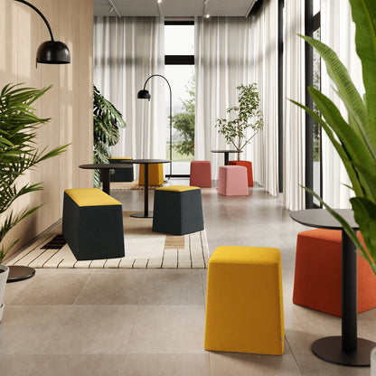 Pouf STAND BY Frezza gialli e neri in una zona d'attesa