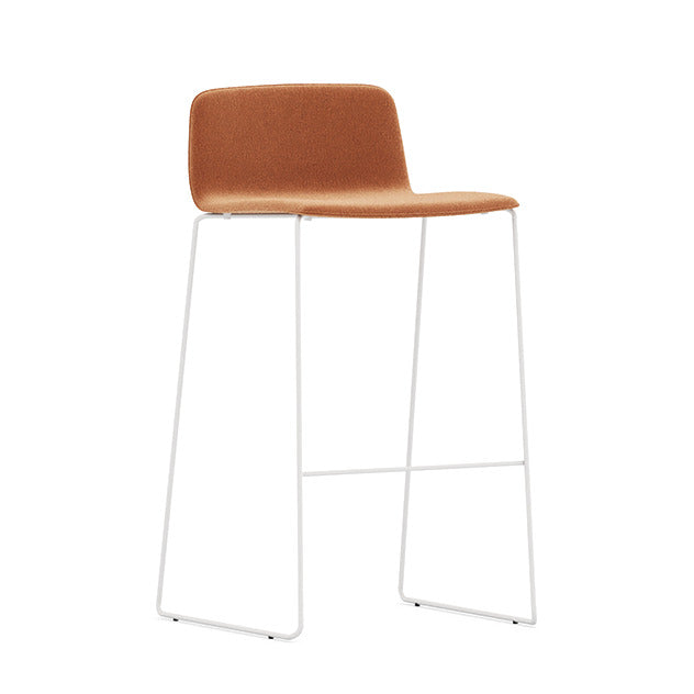 Sgabello YO FABRIC con scocca imbottita e rivestita in tessuto arancione su telaio a slitta in acciaio bianco con poggiapiedi