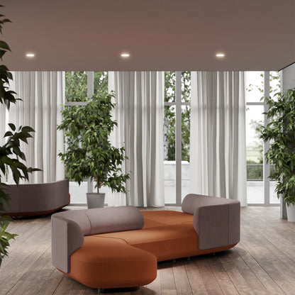 Pouf e divani AFINA Frezza in un'area lounge con pavimento in legno