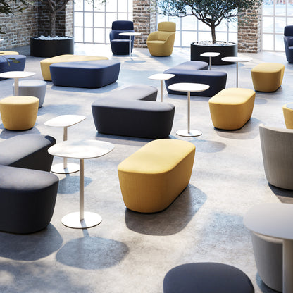 Pouf RADAR Frezza in più colori composti in un'area lounge con tavolini