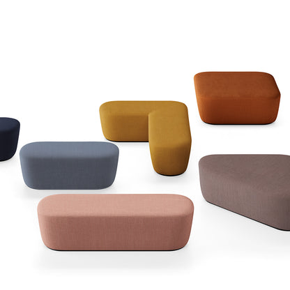 I moduli del sistema di pouf RADAR Frezza accostati, in sei colori diversi, su fondo bianco