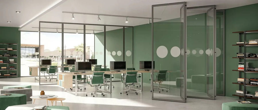 Ufficio open space con parete vetrata divisoria e porte scorrevoli in vetro