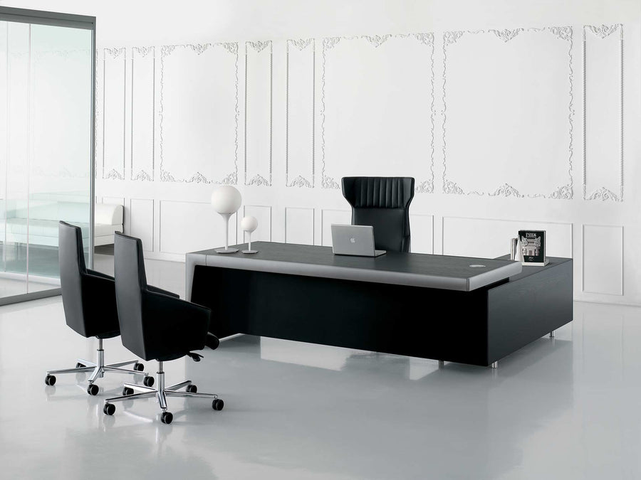 Ufficio manageriale con arredi in legno e profili in alluminio