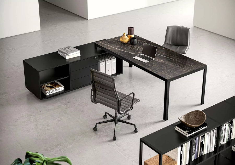 Scrivania executive con struttura lucida e piano in melaminico