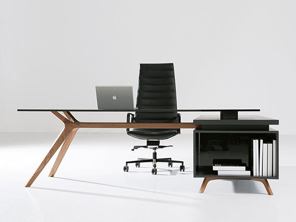Scrivania direzionale moderna con piano in vetro e gambe in legno