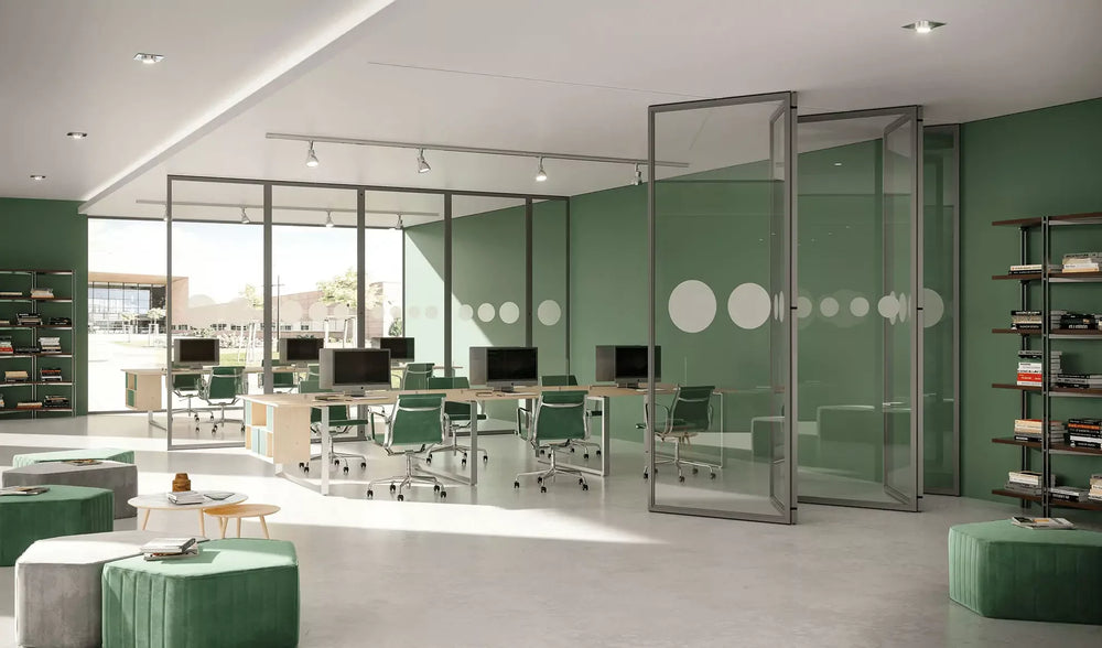 Pareti scorrevoli in vetro con porte in un open space