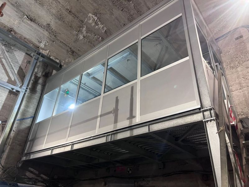Box di controllo sopraelevato in struttura metallica zincata, visto dal basso