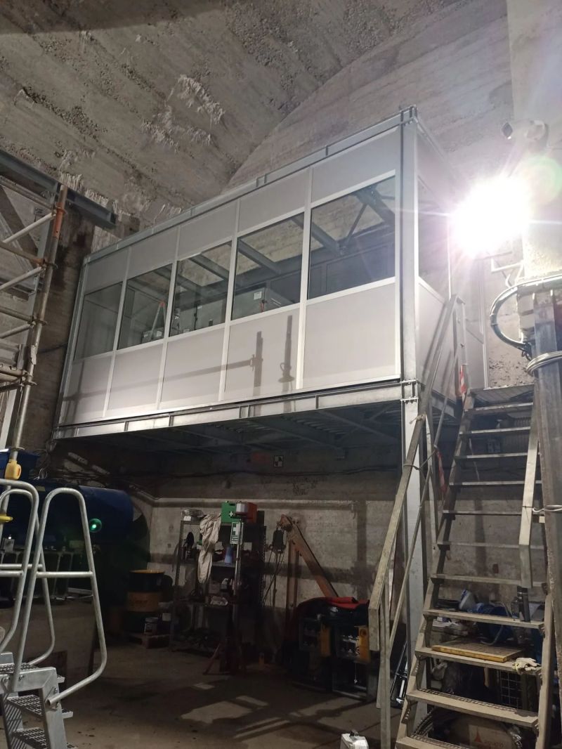 Box di controllo completato su struttura sopraelevata con scala di accesso, all'interno di una centrale idroelettrica