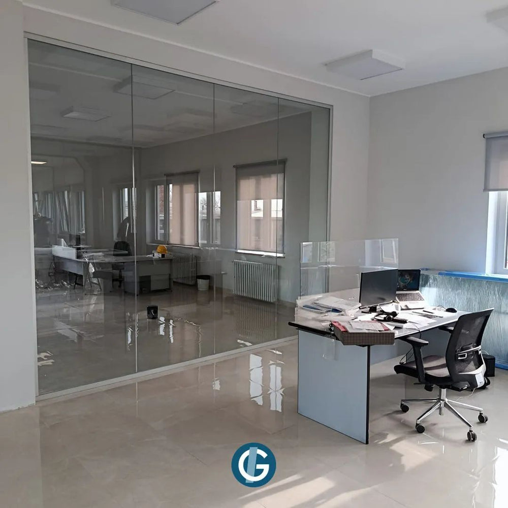 Parete vetrata modulare in un ufficio con pavimento in gres lucido