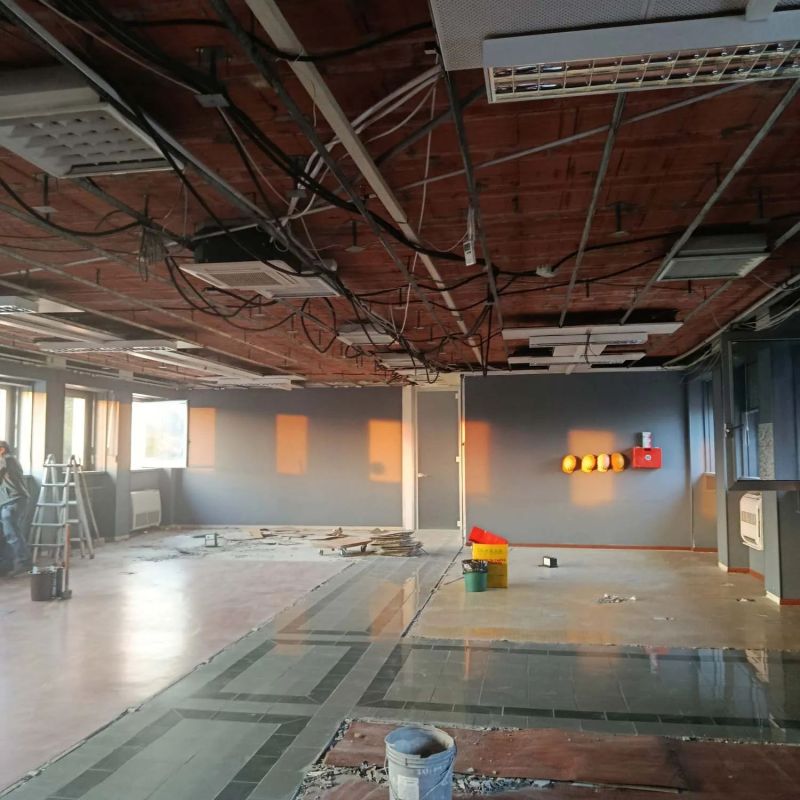 Ufficio da rinnovare con controsoffitto smontato, impianti a vista e pavimento da rifare