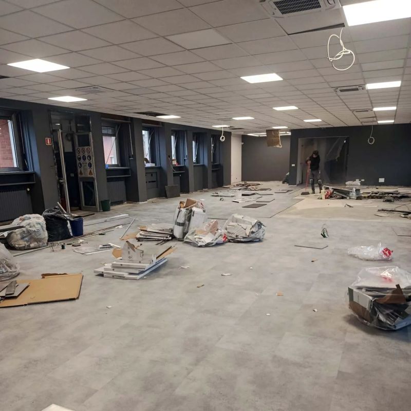Open space con nuovo controsoffitto, illuminazione e pavimento in fase di posa