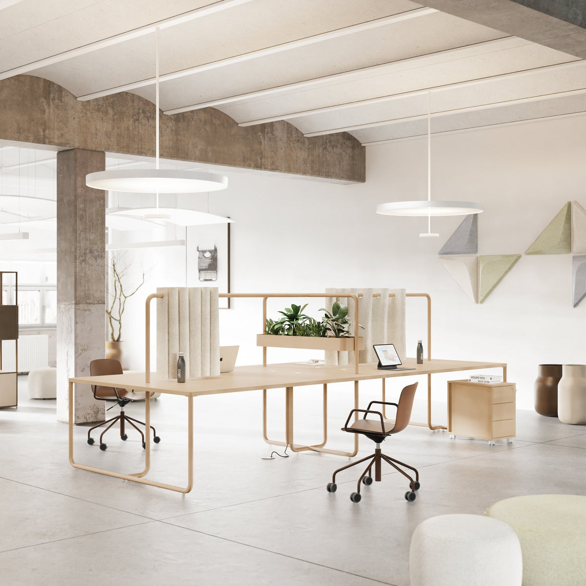 Bench ITUBE di Alea in linea con piano beige in un open space