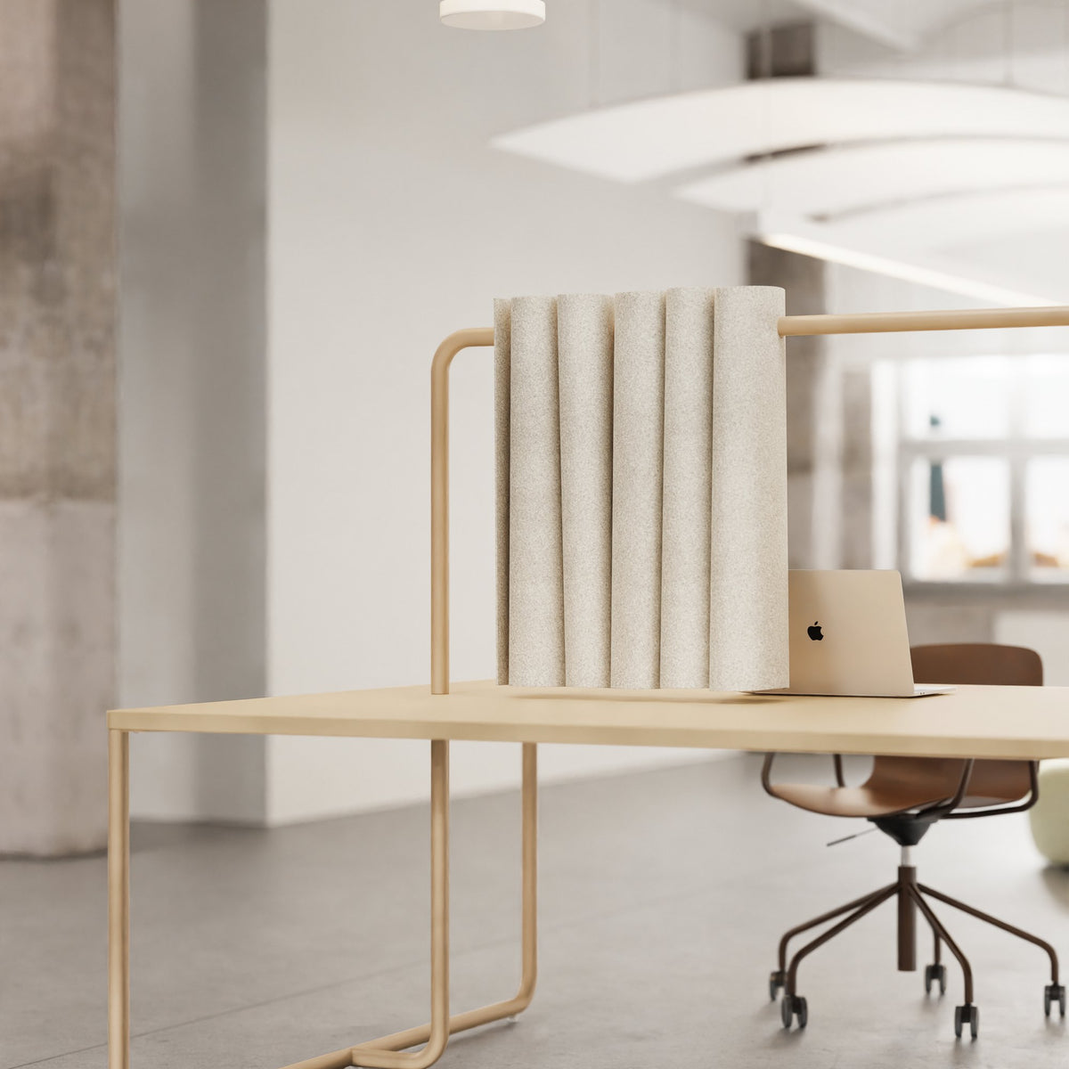 Postazione del bench ITUBE di Alea con piano beige e struttura ad arco