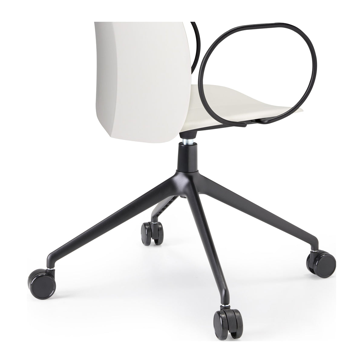 Poltroncina MENTHA con ruote e braccioli Scab in tecnopolimero rigenerato colore lino