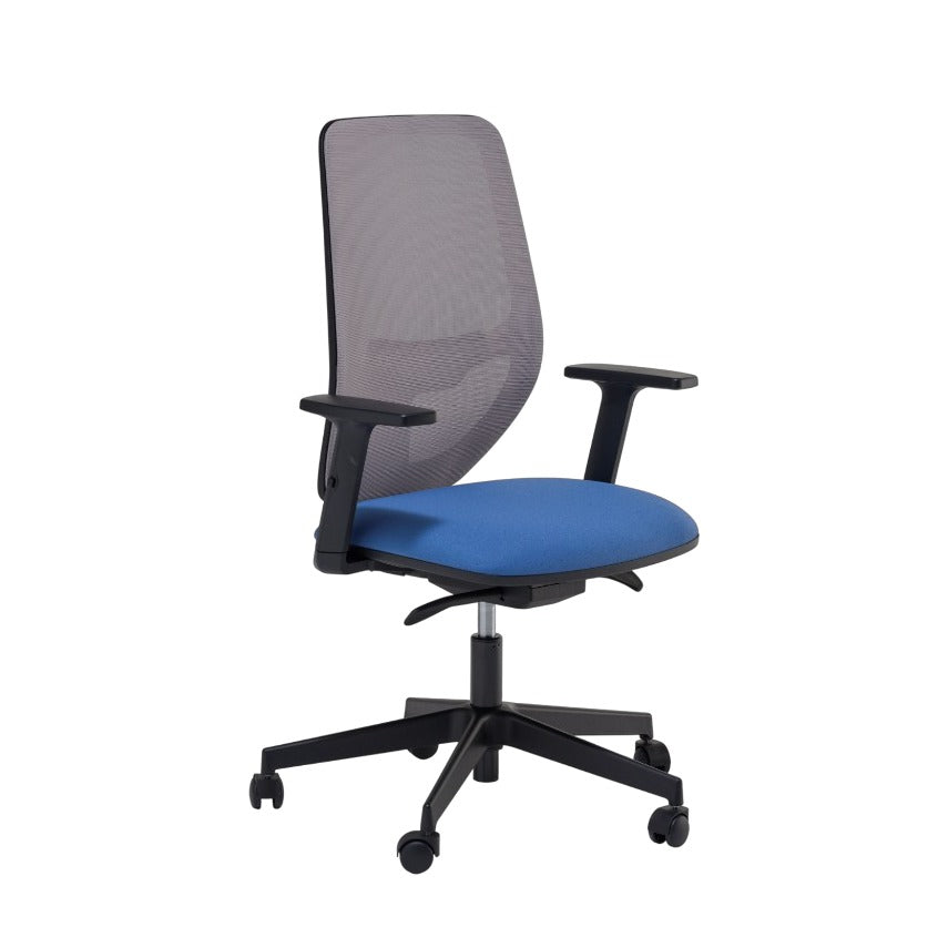 Sedia operativa ARIA MESH MStyle con schienale in rete grigia, sedile blu e braccioli regolabili