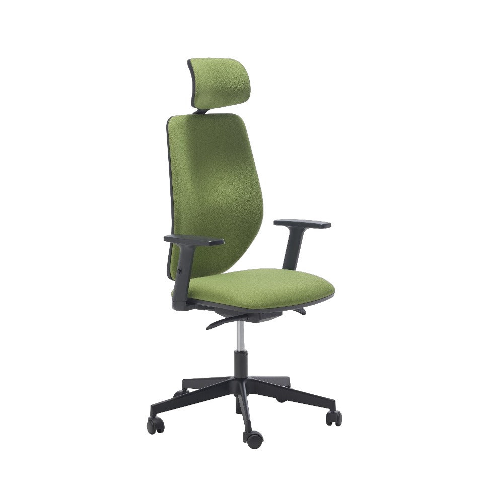Sedia ARIA SOFT MStyle verde con poggiatesta tappezzato, vista di tre quarti