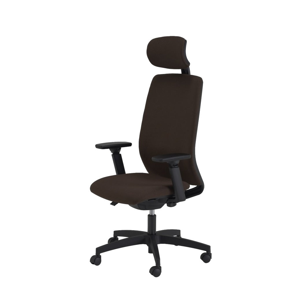 Sedia NEON SOFT MStyle marrone con poggiatesta tappezzato, vista di tre quarti