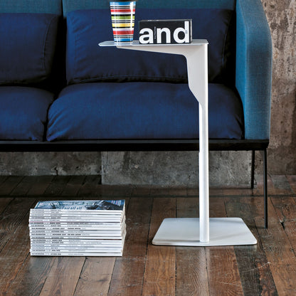 Tavolino ELLE Metal Table Frezza bianco accanto a un divano blu